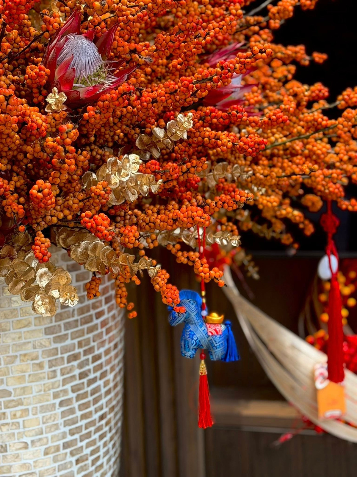 Sự kết hợp giữa những cành đào đông đỏ rực và những cành lá phủ ánh vàng kim tạo nên tổng thể quý phái. Ảnh: FB Dam Thu Trang