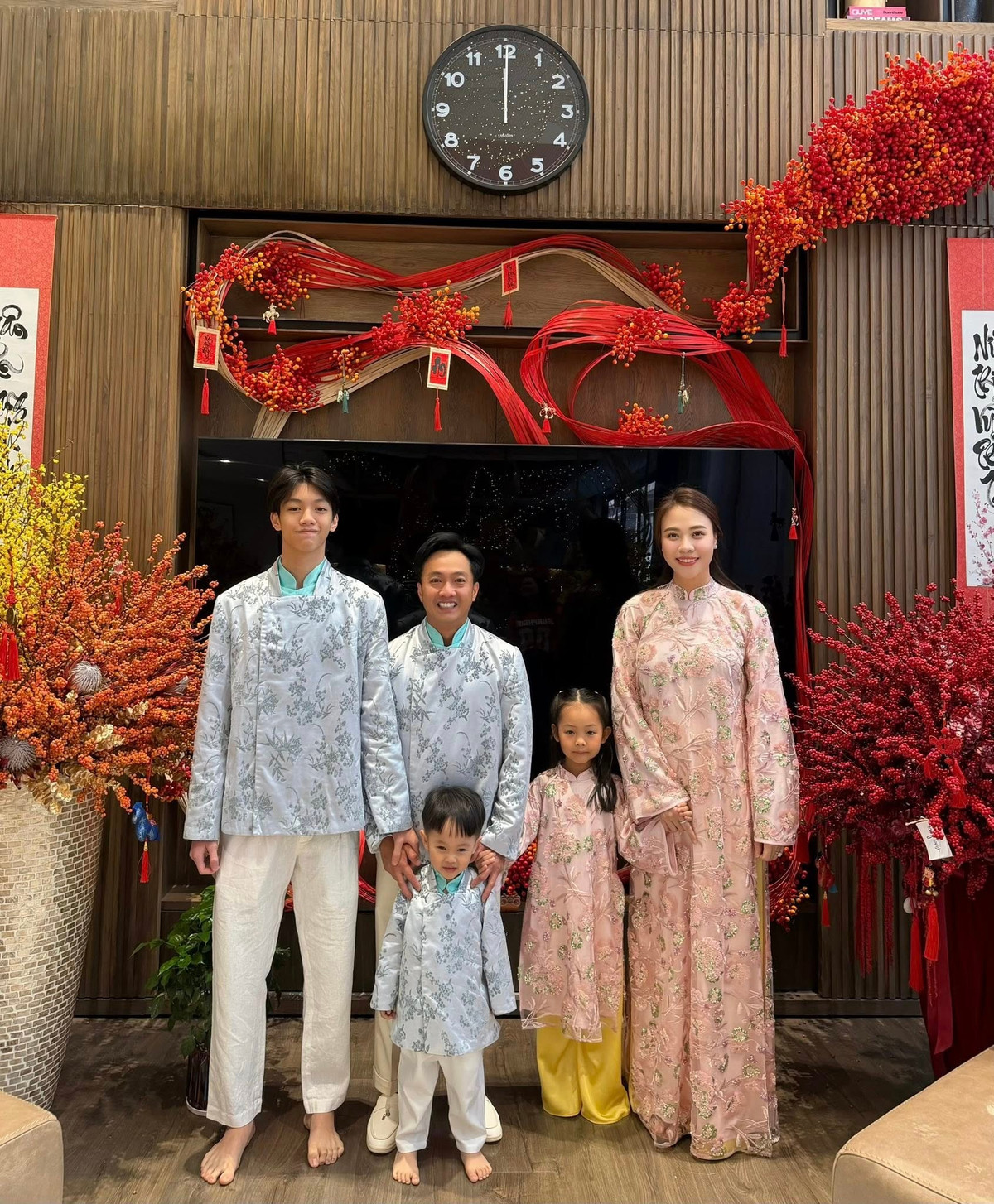 Cả gia đình Đàm Thu Trang - Cường Đô La diện áo dài truyền thống cách điệu ngày Tết. Ảnh: FB Dam Thu Trang