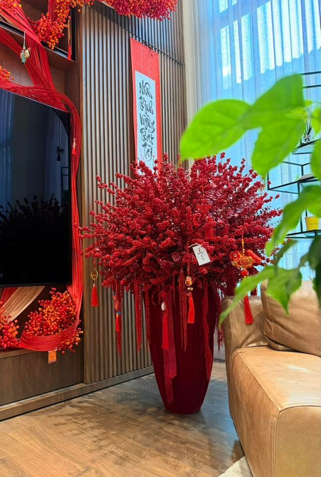 Ánh sáng từ cửa sổ lớn tràn vào giúp tôn lên sắc đỏ thắm của bình đào đông đỏ và vẻ đẹp hiện đại của căn phòng. Ảnh: FB Dam Thu Trang