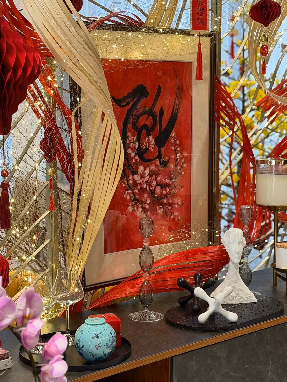 Không gian thêm phần tinh tế với những vật phẩm decor như tượng đá trắng, nến thơm, ly rượu vang và những chiếc đèn lồng giấy xếp. Ảnh: FB Dam Thu Trang