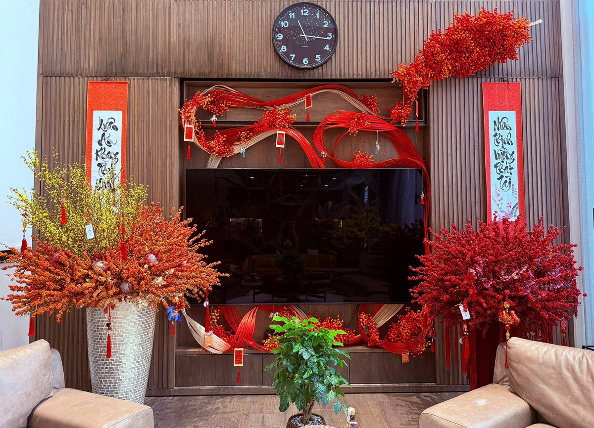 Đàm Thu Trang tỉ mỉ lựa chọn các vật dụng trang trí mang đậm nét truyền thống. Ảnh: FB Dam Thu Trang