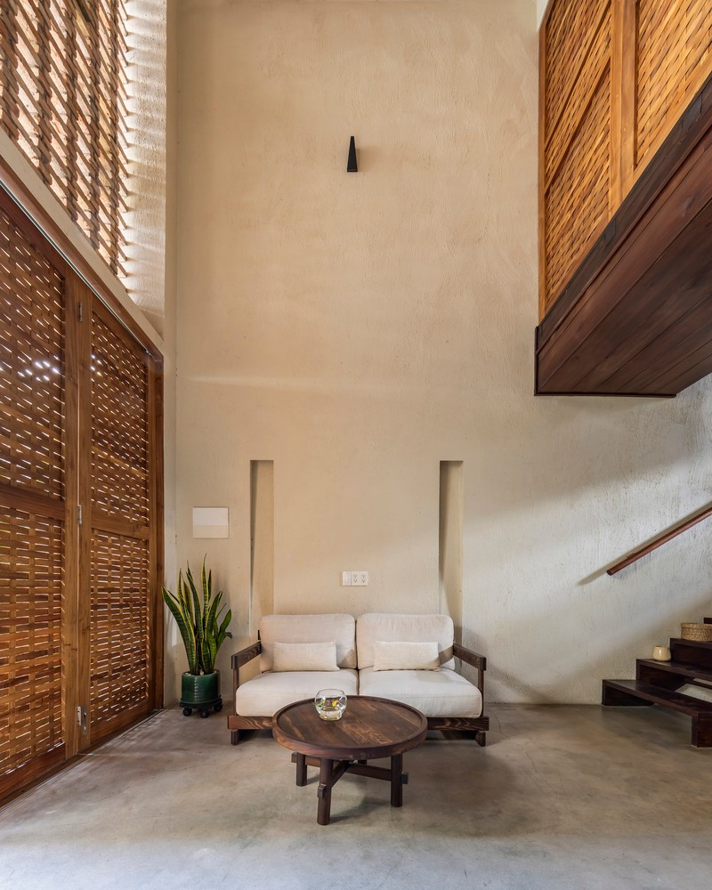 Phía trên, không gian thoáng đãng mang lại cho phòng khách cảm giác rộng mở và yên tĩnh. Ảnh: Hirouyki Oki