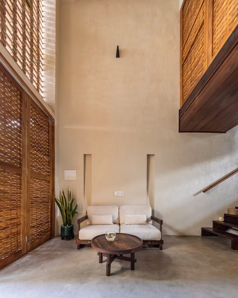 Phía trên, không gian thoáng đãng mang lại cho phòng khách cảm giác rộng mở và yên tĩnh. Ảnh: Hirouyki Oki