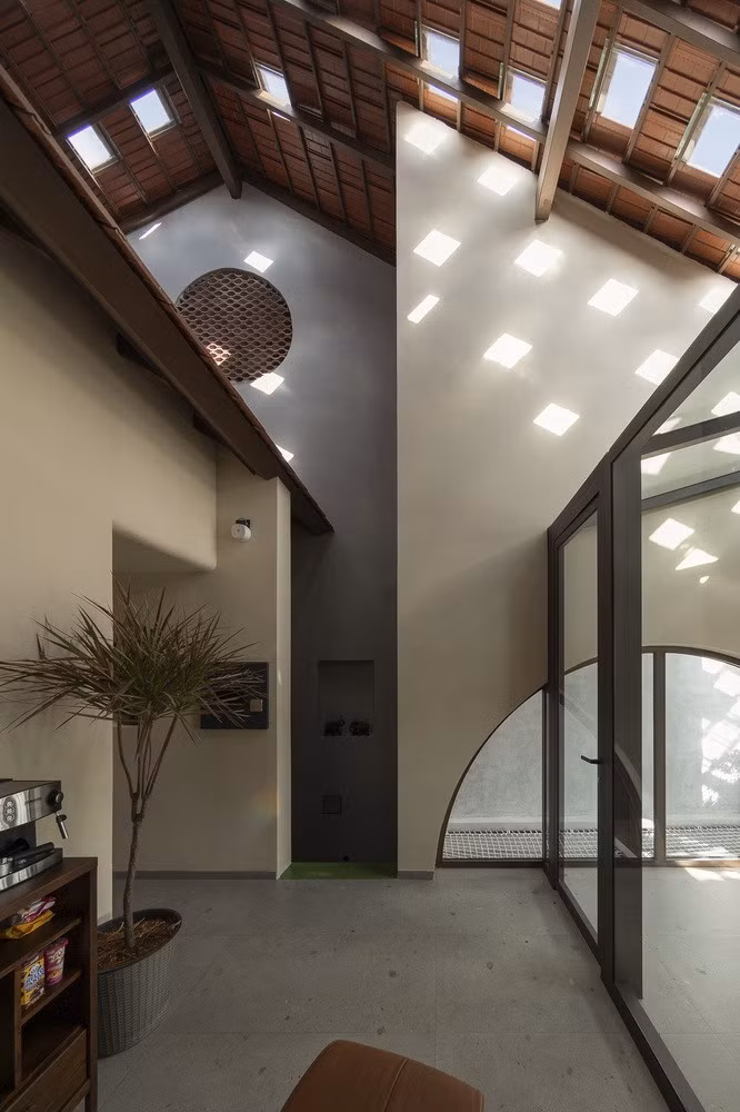 Ý tưởng lấy cảm hứng từ những ngôi nhà truyền thống Việt Nam, với đặc điểm là sân trong, hiên nhà, mái dốc và lối đi bên hông. Ảnh: Quang Trần