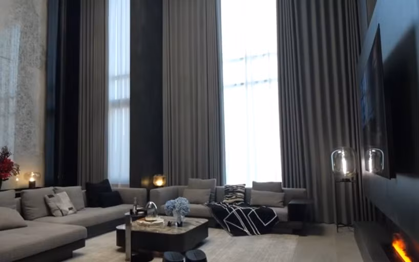 Hệ thống đèn chiếu sáng và rèm trong nhà có thể điểu khiển từ xa. Ảnh chụp màn hình NhaF