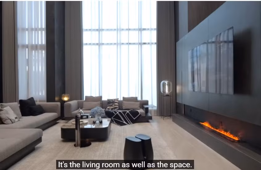 Phòng khách có không gian thông tầng bao la, sử dụng gam màu trung tính chủ đạo. Ảnh chụp màn hình NhaF