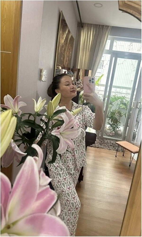 Khu vườn nhỏ ở ban công là nơi nữ ca sĩ trồng đủ loại cây xanh và hoa lá. Ảnh: FBNV