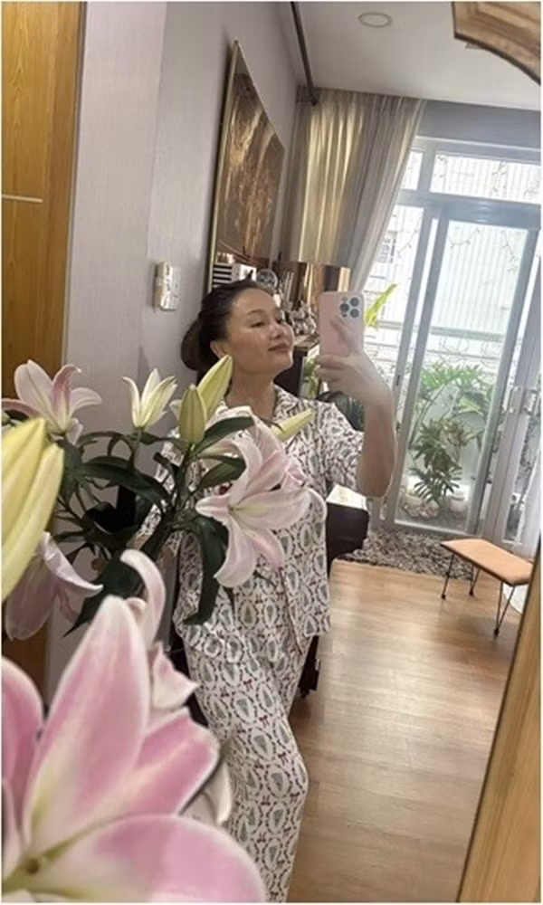 Khu vườn nhỏ ở ban công là nơi nữ ca sĩ trồng đủ loại cây xanh và hoa lá. Ảnh: FBNV