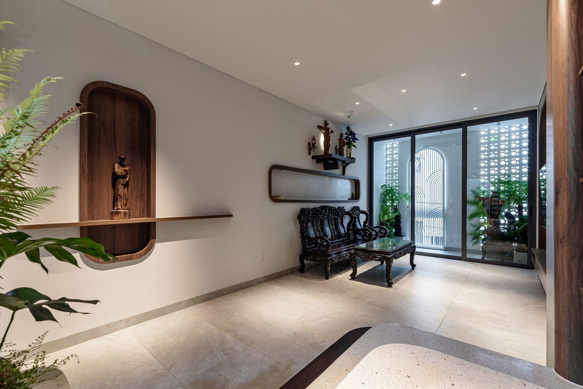 Phòng khách sử dụng nội thất gỗ truyền thống kết hợp chi tiết hiện đại. Ảnh: LonTon Studio