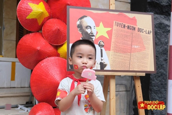 Nón lá, sách báo, quầy tạp hóa... được trang trí trước cửa nhà. Ảnh: Znews.