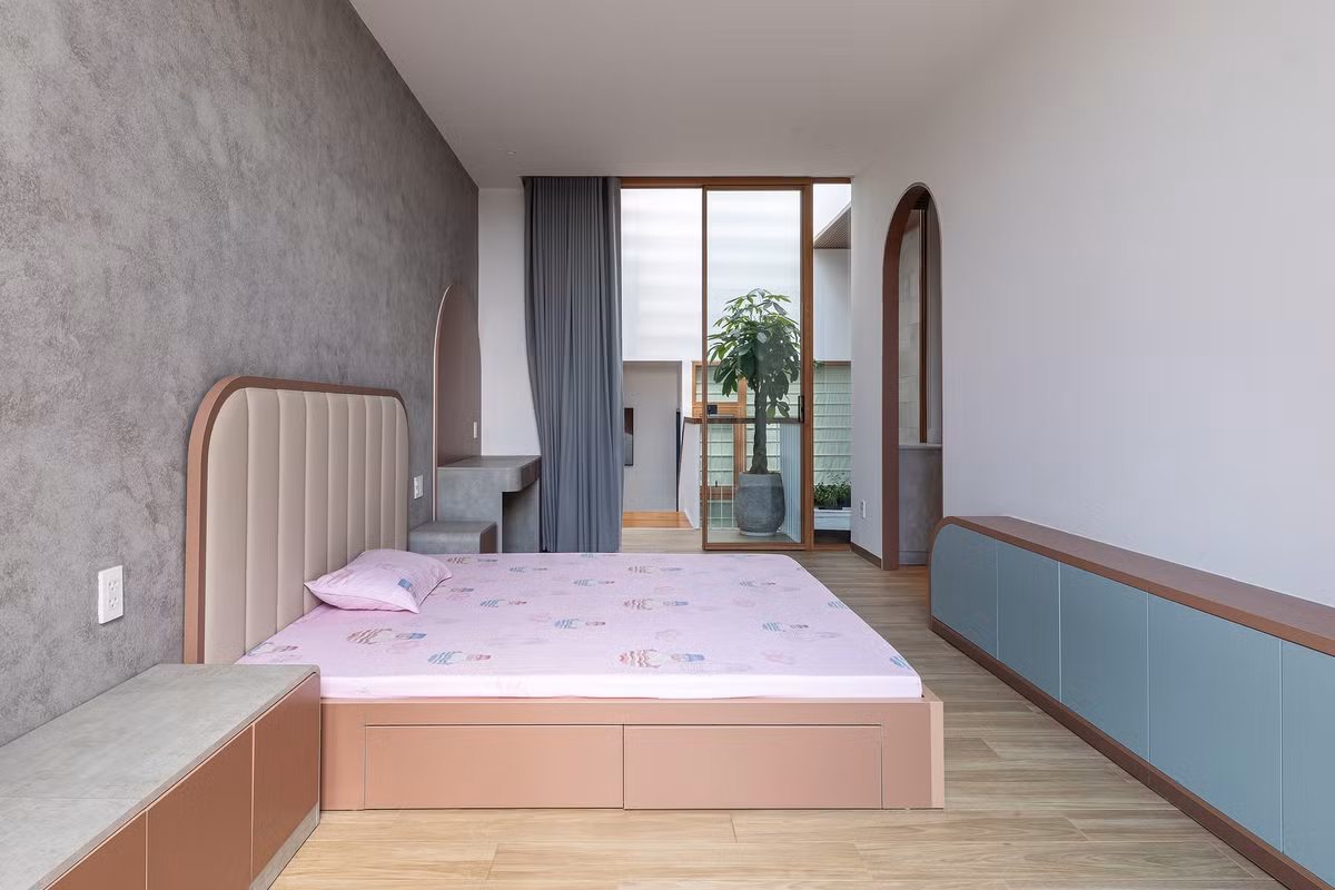 Phòng ngủ bé gái với tone màu hồng xinh xắn. Ảnh: Minq Bui >>> Mới độc giả xem video: Nhà 25m2 - cơ hội cho nhiều người. Nguồn: VTV24