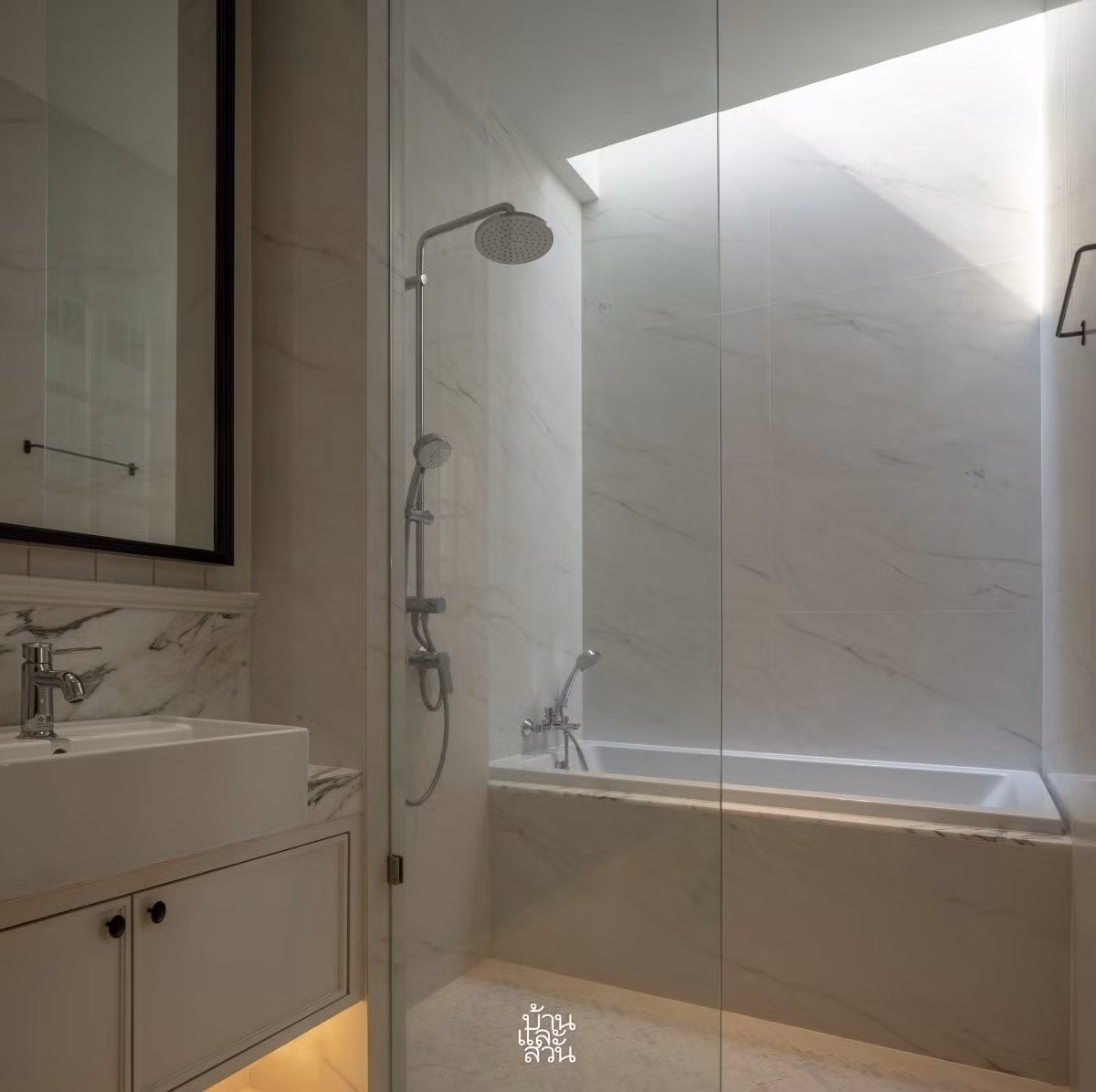 Phòng tắm có cửa sổ trời thông gió. Ảnh: Baanlaesuan