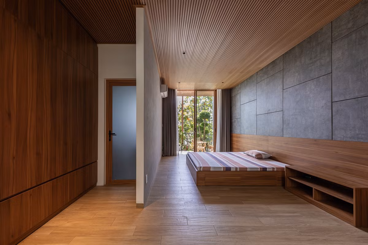 Phía trước các phòng ngủ có ban công xanh, nơi trồng nhiều cây tạo bóng mát, góp phần điều hòa vi khí hậu. Ảnh: Minq Bui