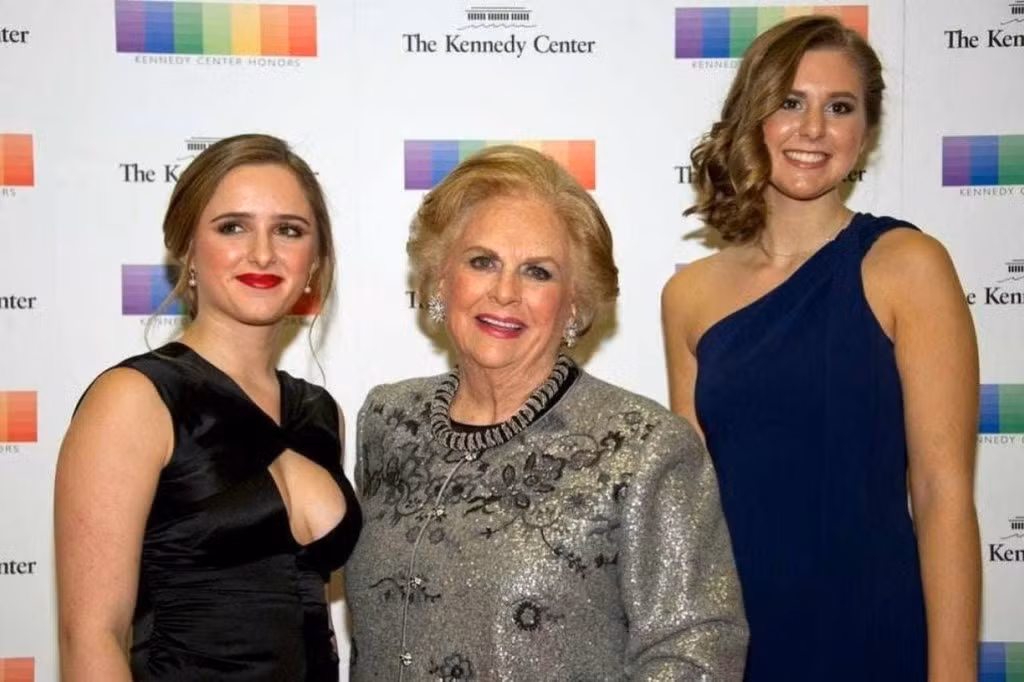 Mars là một trong những gia tộc giàu có nhất thế giới, với giá trị tài sản ròng là 160 tỷ USD, theo Bloomberg tháng 10/2022. Họ là chủ sở hữu của Tập đoàn Mars, Inc. - đế chế bánh kẹo và thực phẩm đằng sau các thương hiệu quen thuộc như M&amp;M's, Snickers, Twix, Milky Way...Ảnh: Getty