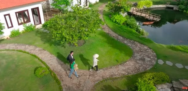 Biệt thự rộng hàng nghìn mét vuông, được nhiều người ví như công viên thu nhỏ. Ảnh: chụp màn hình