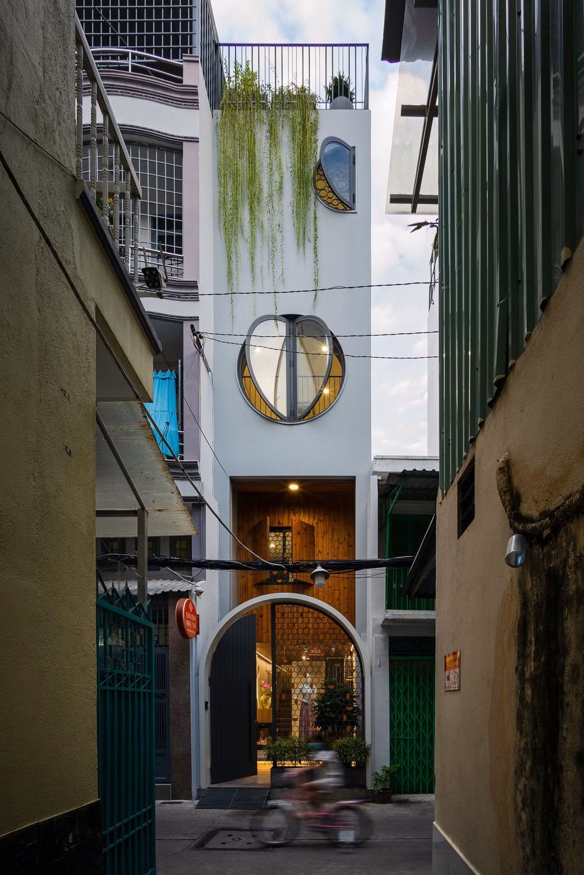 Ở mặt tiền, thay vì hình khối khô cứng, những đường cong uyển chuyển mang đến sự mềm mại cho công trình. Ảnh: Quang Trần