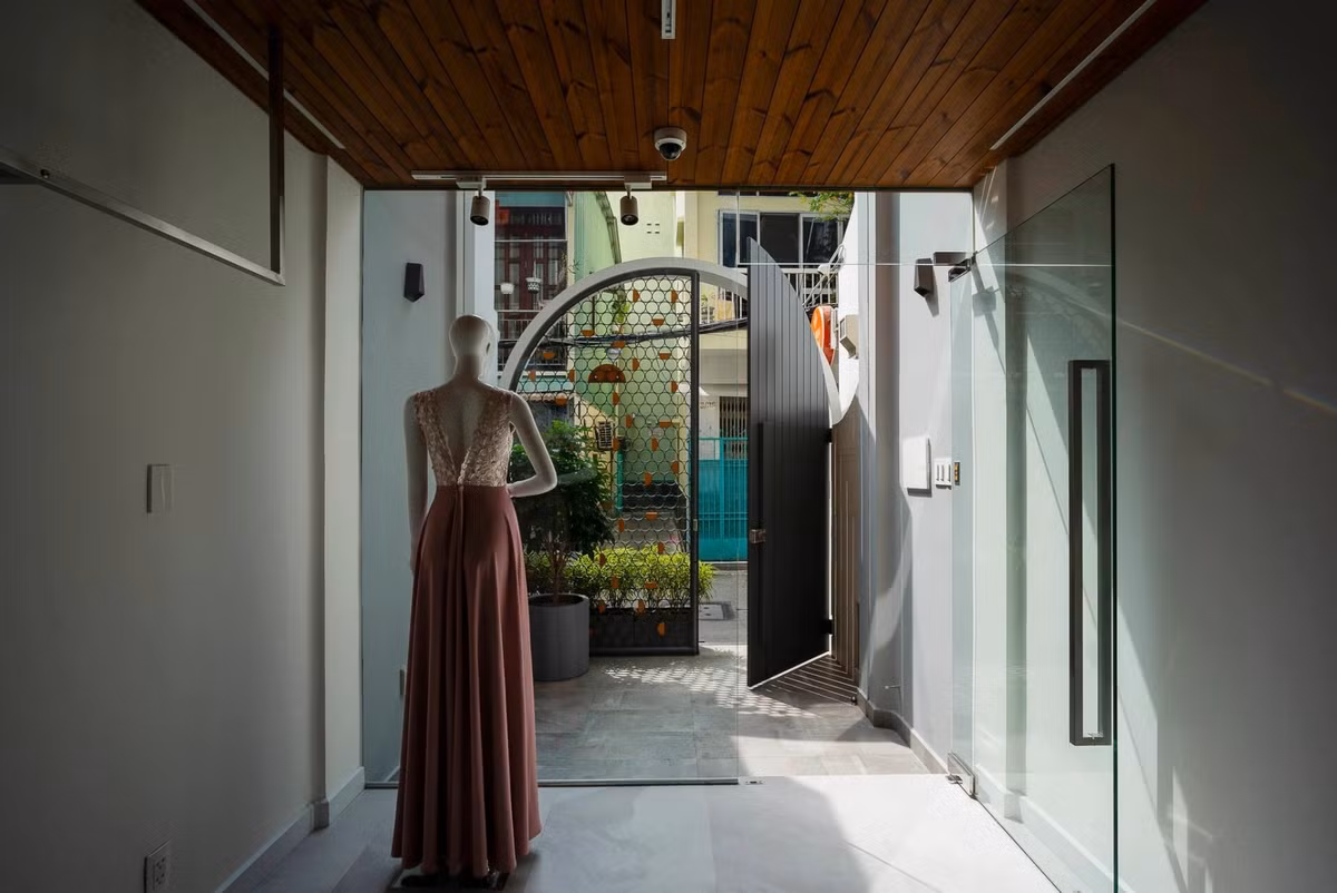 Diện tích chỉ 26m2 trong khi nhu cầu của gia đình khá lớn nên K House được thiết kế 5 tầng. Trong đó, tầng 1 làm tiệm may nhỏ cho người em gái. Ảnh: Quang Trần