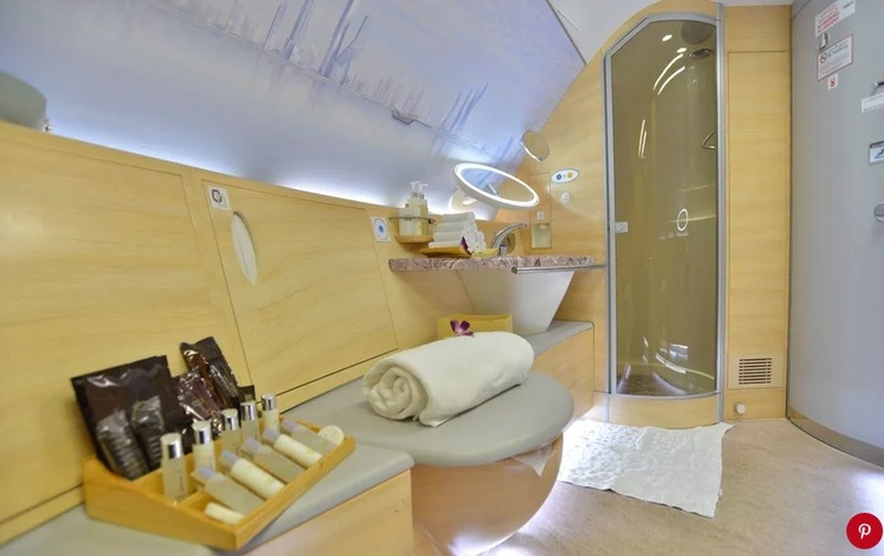 Phòng tắm, spa được trang bị nội thất làm từ đá cẩm thạch. Ảnh: Printest