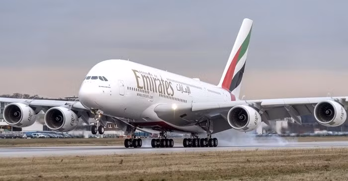 Giá niêm yết một chiếc Airbus A380 hoàn toàn mới vào khoảng 445 triệu USD. Tuy nhiên, giá thực tế phụ thuộc vào cấu hình, chiết khấu, và tình trạng máy bay. Ảnh: Upgraded Points