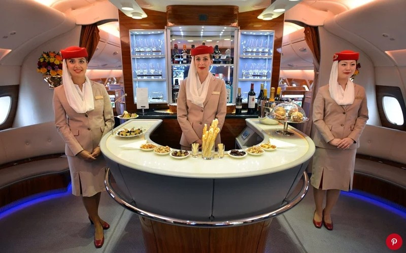 Khu vực sảnh chờ dành cho vé hạng thương gia trở lên có nhân viên pha rượu. Ảnh: Printest