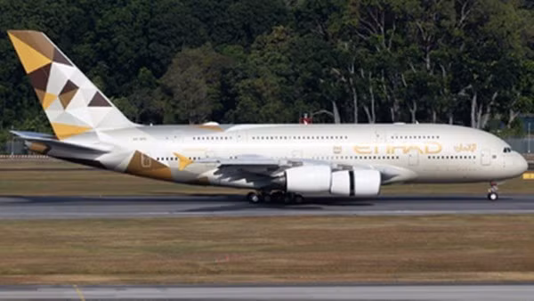 Theo Aerotime, bất chấp các thông báo ngừng bay trước đó do tình hình chiến sự tại Trung Đông diễn ra căng thẳng, một số chuyến bay Etihad Airways của UAE vẫn có thể khởi hành từ sân bay quốc tế Zayed ở Abu Dhabi (UAE). Ảnh: Flightradar24