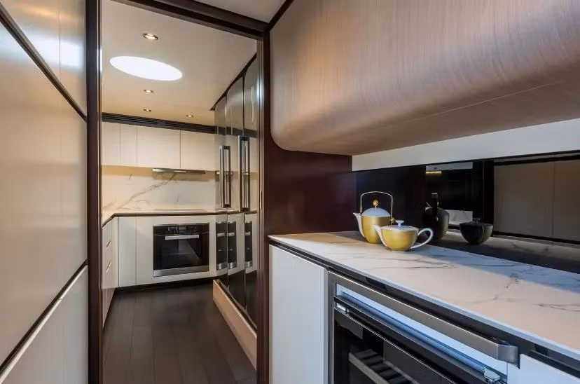 Nhà bếp hiện đại, đầy đủ tiện nghi. Ảnh: The Sun