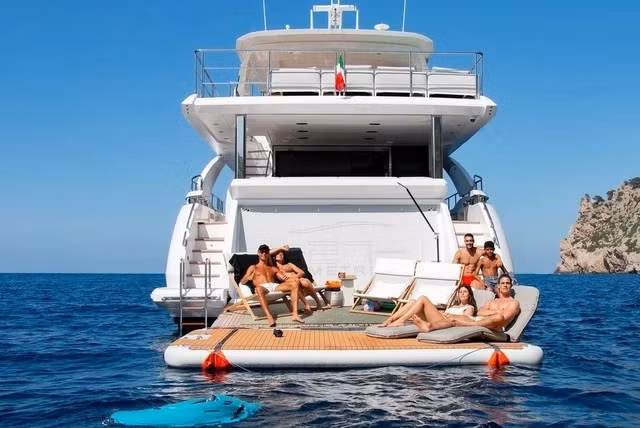 Du thuyền Azimut-Grande 27 của Cristiano giá 7 triệu USD (tương đương hơn 180 tỷ đồng) và có nhiều tiện nghi sang trọng. Siêu sao người Bồ Đào Nha thường chia sẻ những khoảnh khắc hưởng thụ trên du thuyền qua mạng xã hội. Ảnh: Cristiano/Instagram