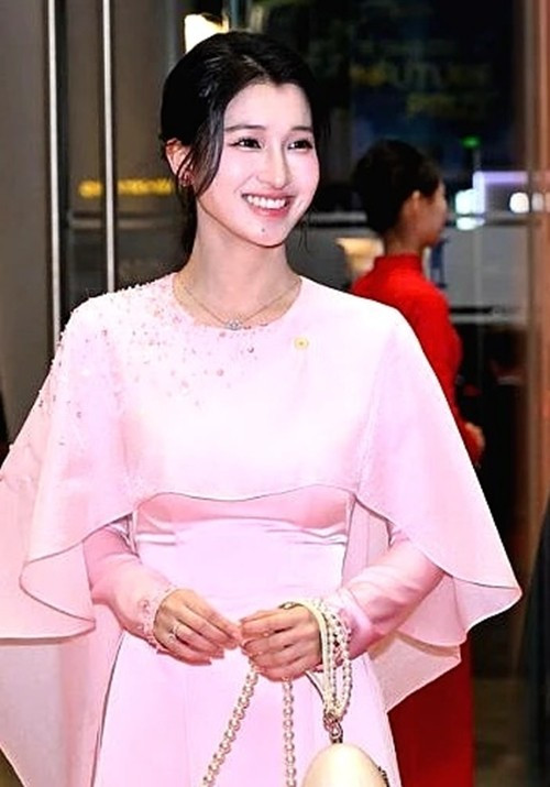 Tại Lễ trao giải VinFuture 2025, Á hậu Phương Nhi thu hút sự chú ý với hình ảnh thanh lịch trong tà áo dài hồng và chiếc túi xách đặc biệt với hình dạng quả trứng. Ảnh: Facebook