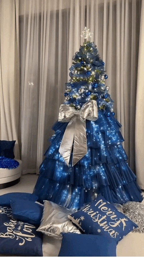 Trong khi đó, diễn viên Vân Trang lựa chọn tông xanh làm chủ đạo để trang trí Noel. Ảnh: FBNV