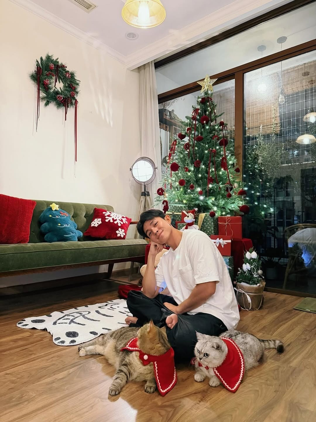 Giáng sinh năm nay, nam ca sĩ Jun Phạm khoe căn hộ 75m² nhưng được anh decor khéo léo với sắc đỏ và xanh nổi bật. Ảnh: FBNV