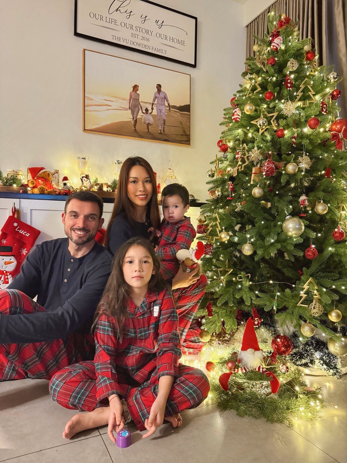 Noel năm nay, căn hộ hạng sang của siêu mẫu Hà Anh và chồng Tây kém tuổi được trang hoàng lộng lẫy với cây thông xinh xinh xắn đặt gần ban công. Ảnh: FBNV