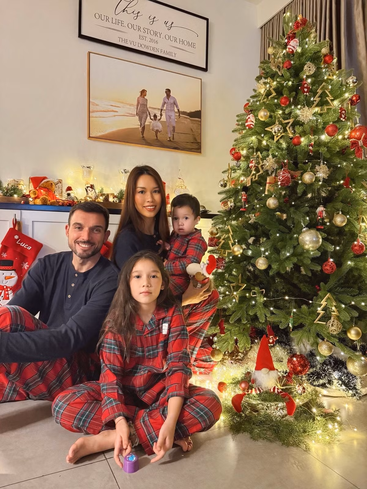 Noel năm nay, căn hộ hạng sang của siêu mẫu Hà Anh và chồng Tây kém tuổi được trang hoàng lộng lẫy với cây thông xinh xinh xắn đặt gần ban công. Ảnh: FBNV