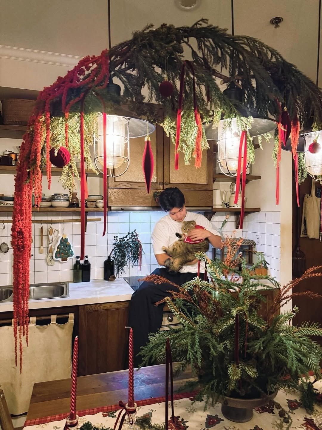 Cây thông nhỏ xinh đặt gần ban công. Các mảng tường ở phòng khách và khu vực bếp được điểm xuyết bằng nhiều phụ kiện Noel, tạo cảm giác ấm áp. Ảnh: FBNV