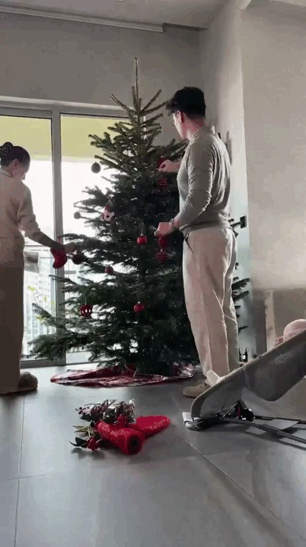 Vợ chồng Ngô Thanh Vân - Huy Trần tự tay trang trí cây thông xinh xắn cho góc nhỏ trong căn hộ. Ảnh: FBNV