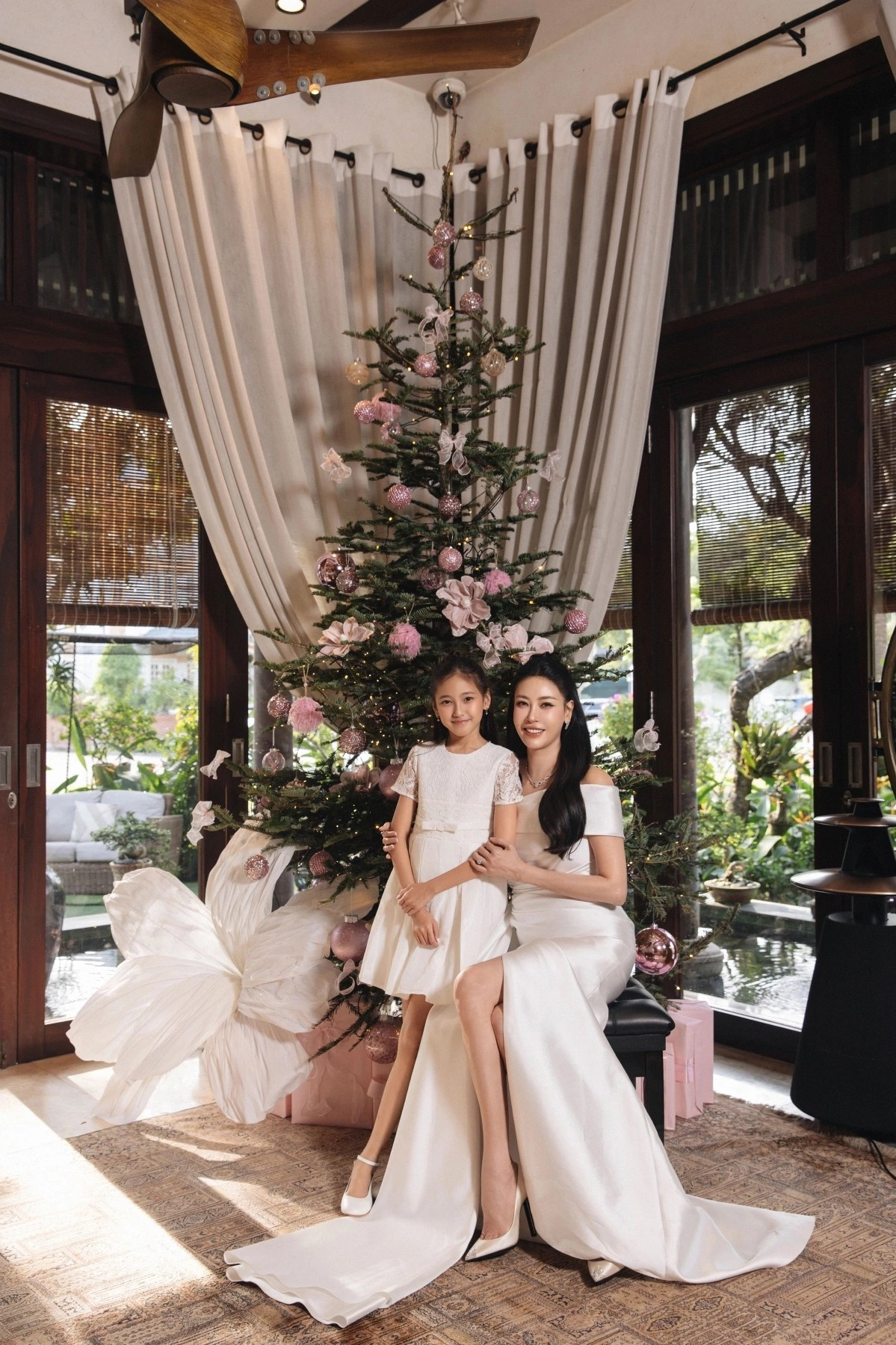Hoa hậu Hà Kiều Anh cùng con gái bên cạnh cây thông cao 3m trong nhà. Ảnh: FBNV