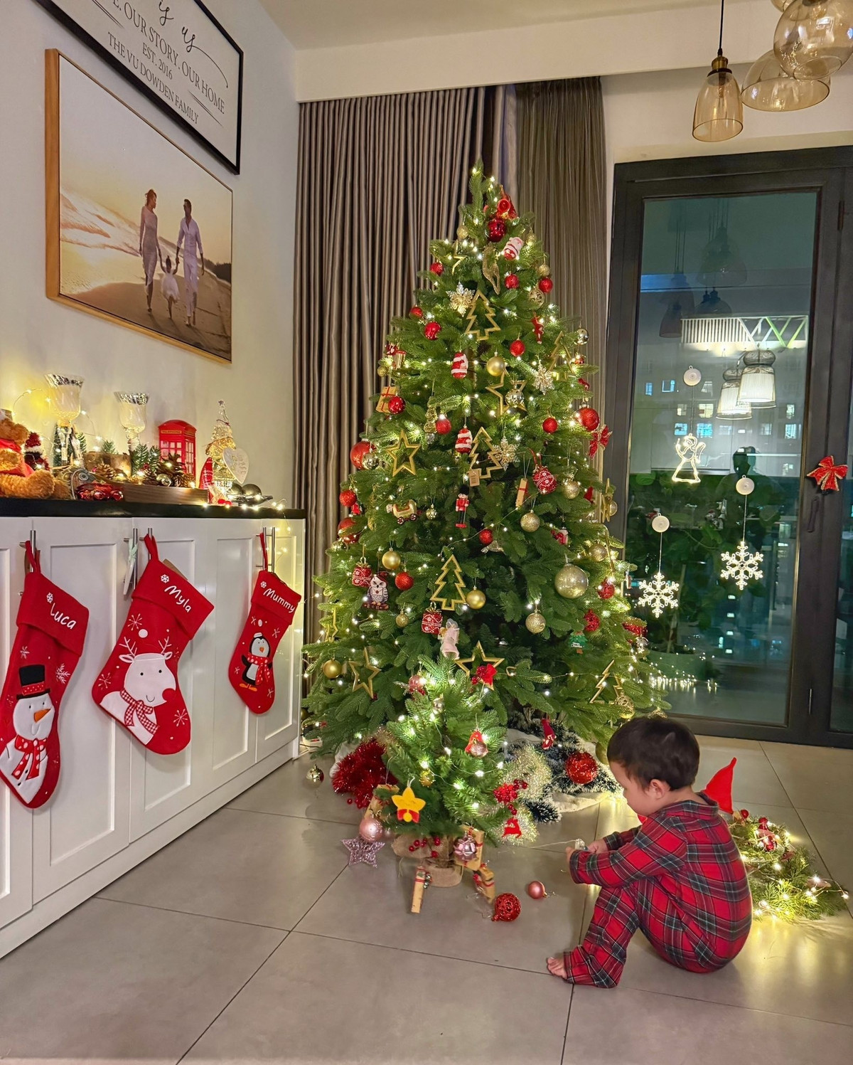 Chiếc tủ nhỏ bên cạnh cũng được nữ siêu mẫu khéo léo điểm xuyết thêm phụ kiện, giúp không gian bắt mắt hơn. Ảnh: FBNV