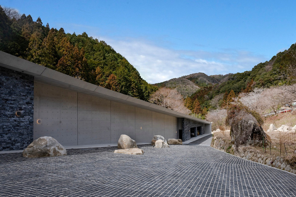 Tường nhà dày 380 mm tích hợp cột và dầm, bao quanh toàn bộ không gian sống, giúp giữ mát vào mùa hè và ấm vào mùa đông. Ảnh: T Architects Co.