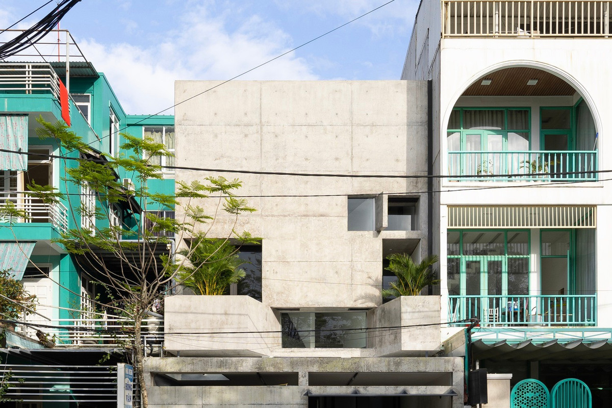 Tọa lạc tại khu vực Vỹ Dạ, thành phố Huế, X House là một khoảng lặng kiến trúc dành cho gia đình trẻ giữa lòng đô thị náo nhiệt. Ảnh: HungHoa