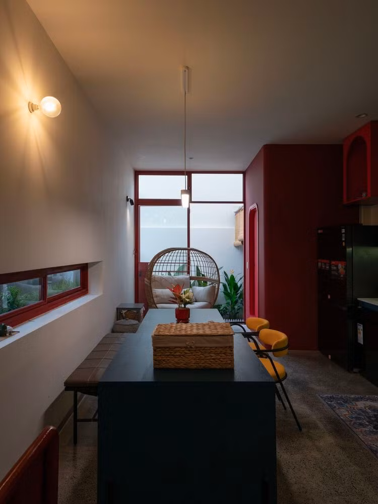 Tầng hai gồm một văn phòng tại nhà ở phía trước và một phòng ngủ chính phía sau tách biệt. Ảnh: Kiên Trần - 1conmat