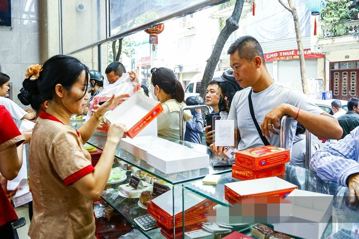 Nhiều khách mua từ 10–20 chiếc bánh cùng lúc, vừa để thưởng thức, vừa làm quà biếu. Ảnh: Dân Việt
