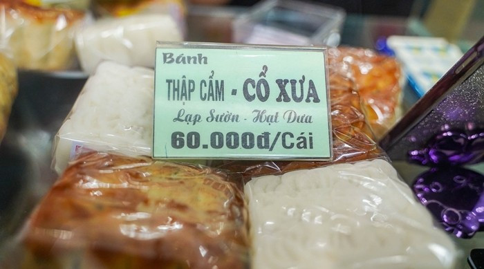 Bánh dẻo và bánh nướng thập cẩm truyền thống giá từ 60.000 - 70.000 đồng/chiếc. Ảnh: Dân Việt