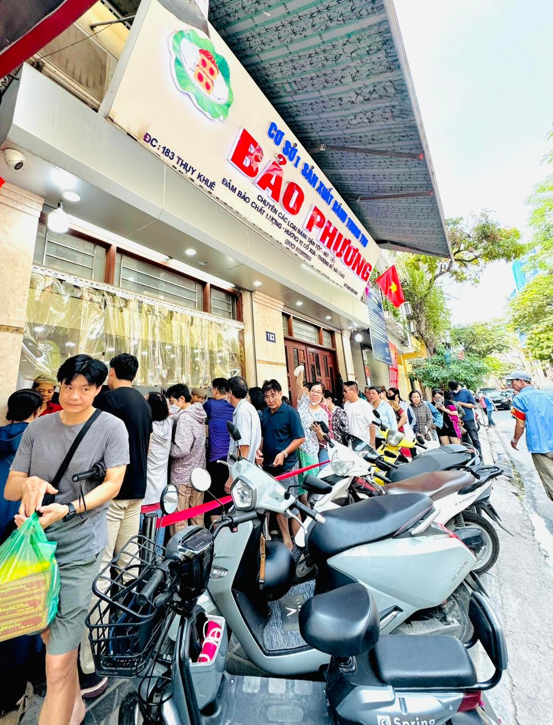 Trung bình, mỗi người dân phải phải xếp hàng từ 10 - 15 phút mới tới lượt vào cửa hàng. Ảnh: FB Bánh trung thu Bảo Phương Cơ Sở I