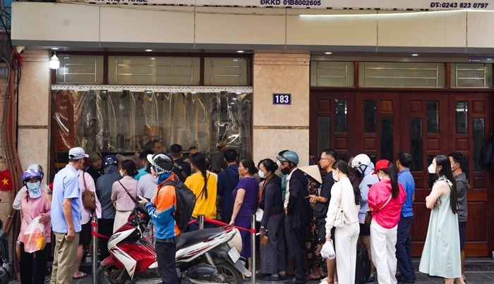 Do lượng khách đến mua tại cửa hàng tăng cao nên cơ sở sản xuất bánh trung thu truyền thống ở Thụy Khuê (Hà Nội) tạm dừng đơn ship tỉnh từ ngày 22/9 mùng 1/8 âm lịch ) đến hết Trung Thu 6/10 (15/8 âm lịch). Ảnh: Tiền phong