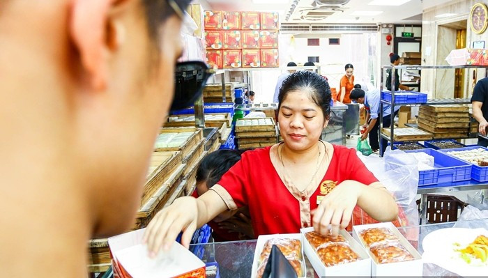 Nhân viên cửa hàng làm việc không ngơi tay. Ảnh: Dân Việt