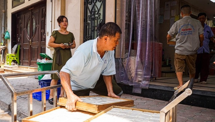 Bánh trung thu truyền thống chỉ bảo quản được trong thời gian ngắn từ 3–5 ngày, nên làm tới đâu bán hết đến đó. Ảnh: Tiền phong