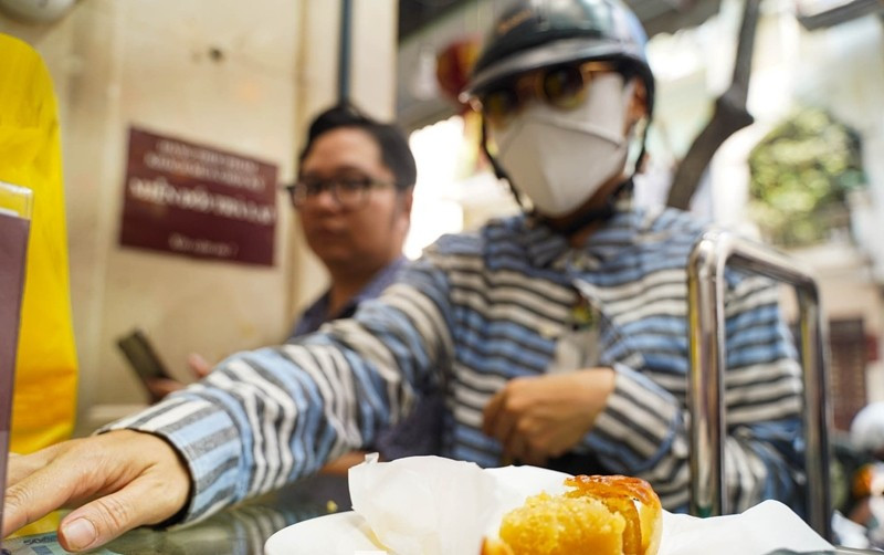 Loại bánh được khách hàng chọn mua nhiều hơn cả là bánh nướng và bánh dẻo nhân thập cẩm. Ảnh: Tiền phong