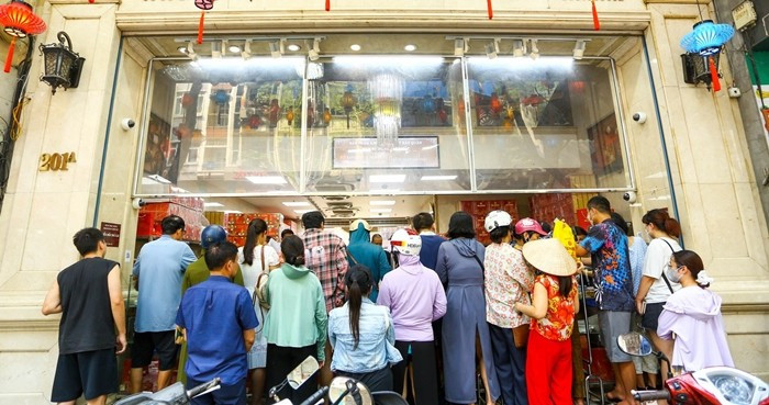 Còn nửa tháng nữa mới đến Rằm tháng Tám nhưng thời điểm này, nhưng nhiều cửa hàng bánh trung thu truyền thống ở Hà Nội đã đông kín khách mua. Ảnh: Tiền phong