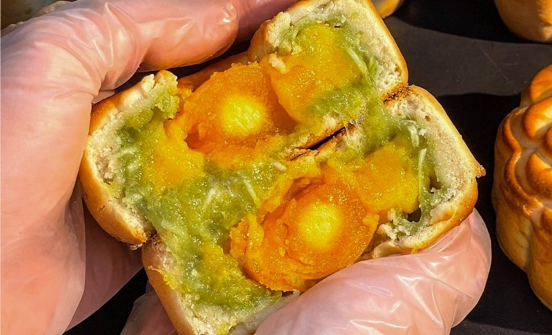 Các loại bánh trung thu hiện đại giá từ 80.000 – 100.000 đồng/chiếc. Ảnh: Tiền phong