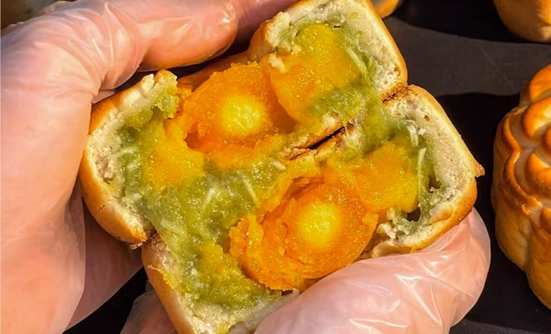 Các loại bánh trung thu hiện đại giá từ 80.000 – 100.000 đồng/chiếc. Ảnh: Tiền phong