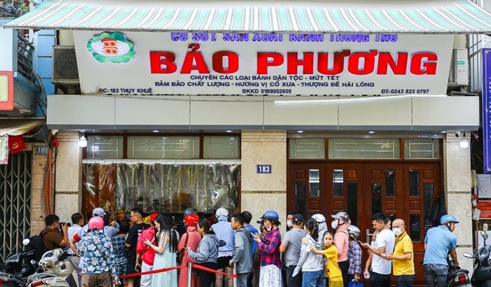 Tại cửa hàng bánh trung thu cổ truyền nổi tiếng trên phố Thụy Khuê (Hà Nội), từ sáng đến trưa, người dân xếp hàng dài chờ mua bánh. Ảnh: Dân Việt